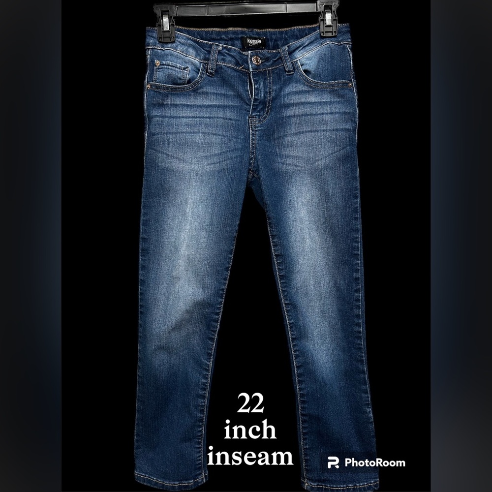 Women’s Kensie capri jeans.